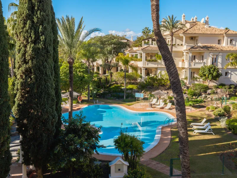 This exceptional and exquisitely designed southwest-facing duplex penthouse offers a stunning panoramic view of the award-winning gardens of Las Alamandas, in Nueva Andalucía, providing an ideal balance of sun and shade across its expansive terrace spaces
