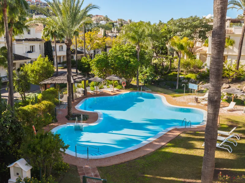 This exceptional and exquisitely designed southwest-facing duplex penthouse offers a stunning panoramic view of the award-winning gardens of Las Alamandas, in Nueva Andalucía, providing an ideal balance of sun and shade across its expansive terrace spaces