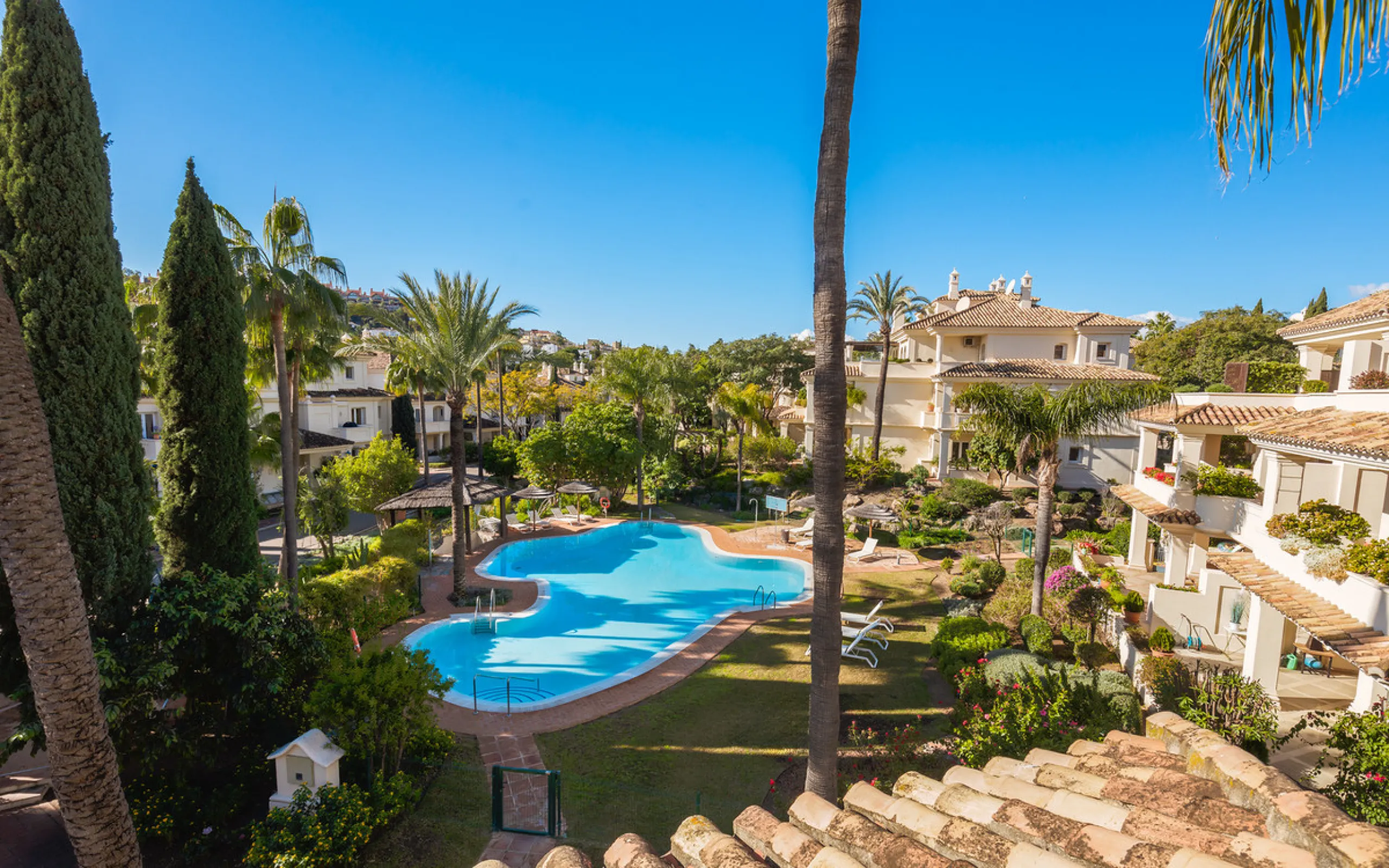This exceptional and exquisitely designed southwest-facing duplex penthouse offers a stunning panoramic view of the award-winning gardens of Las Alamandas, in Nueva Andalucía, providing an ideal balance of sun and shade across its expansive terrace spaces