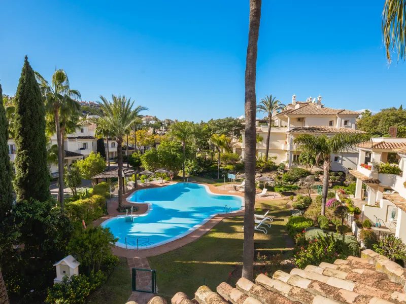 This exceptional and exquisitely designed southwest-facing duplex penthouse offers a stunning panoramic view of the award-winning gardens of Las Alamandas, in Nueva Andalucía, providing an ideal balance of sun and shade across its expansive terrace spaces