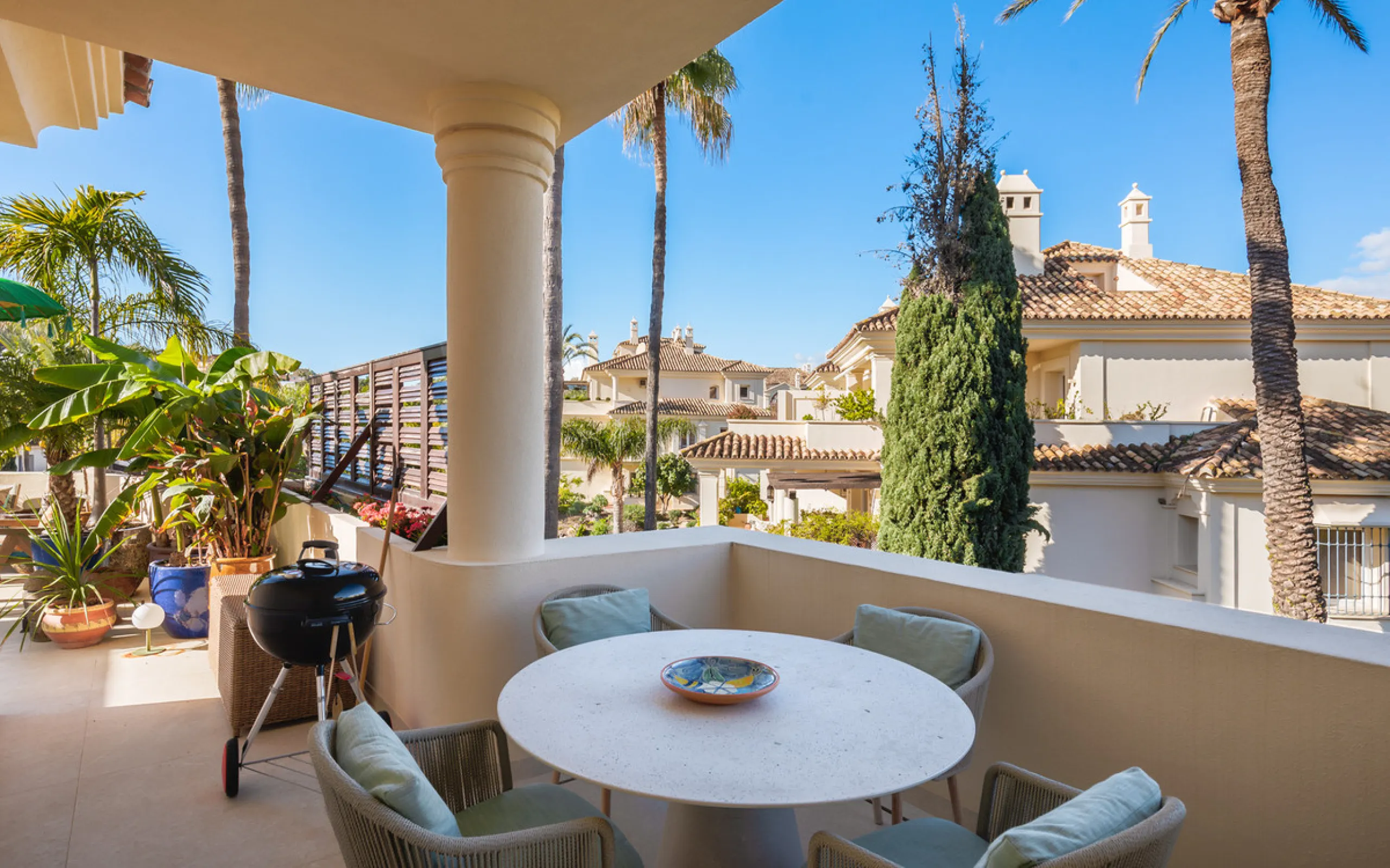 This exceptional and exquisitely designed southwest-facing duplex penthouse offers a stunning panoramic view of the award-winning gardens of Las Alamandas, in Nueva Andalucía, providing an ideal balance of sun and shade across its expansive terrace spaces