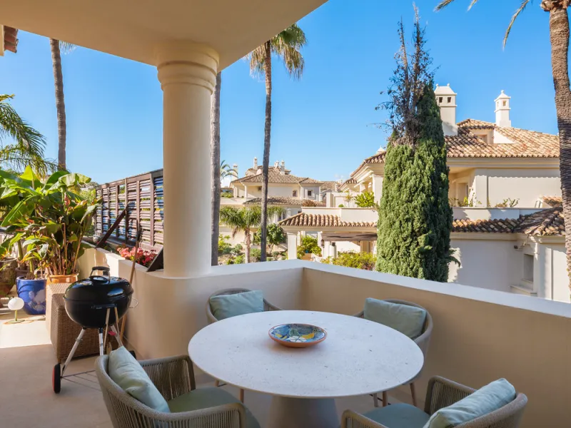 This exceptional and exquisitely designed southwest-facing duplex penthouse offers a stunning panoramic view of the award-winning gardens of Las Alamandas, in Nueva Andalucía, providing an ideal balance of sun and shade across its expansive terrace spaces