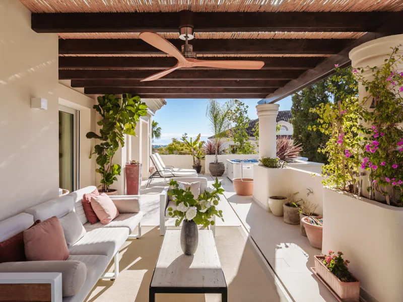 This exceptional and exquisitely designed southwest-facing duplex penthouse offers a stunning panoramic view of the award-winning gardens of Las Alamandas, in Nueva Andalucía, providing an ideal balance of sun and shade across its expansive terrace spaces