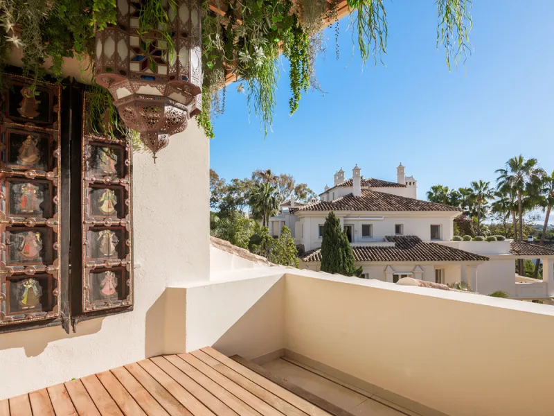 This exceptional and exquisitely designed southwest-facing duplex penthouse offers a stunning panoramic view of the award-winning gardens of Las Alamandas, in Nueva Andalucía, providing an ideal balance of sun and shade across its expansive terrace spaces
