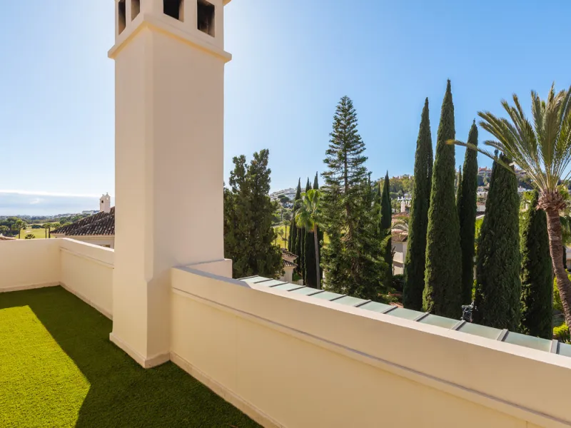 This exceptional and exquisitely designed southwest-facing duplex penthouse offers a stunning panoramic view of the award-winning gardens of Las Alamandas, in Nueva Andalucía, providing an ideal balance of sun and shade across its expansive terrace spaces