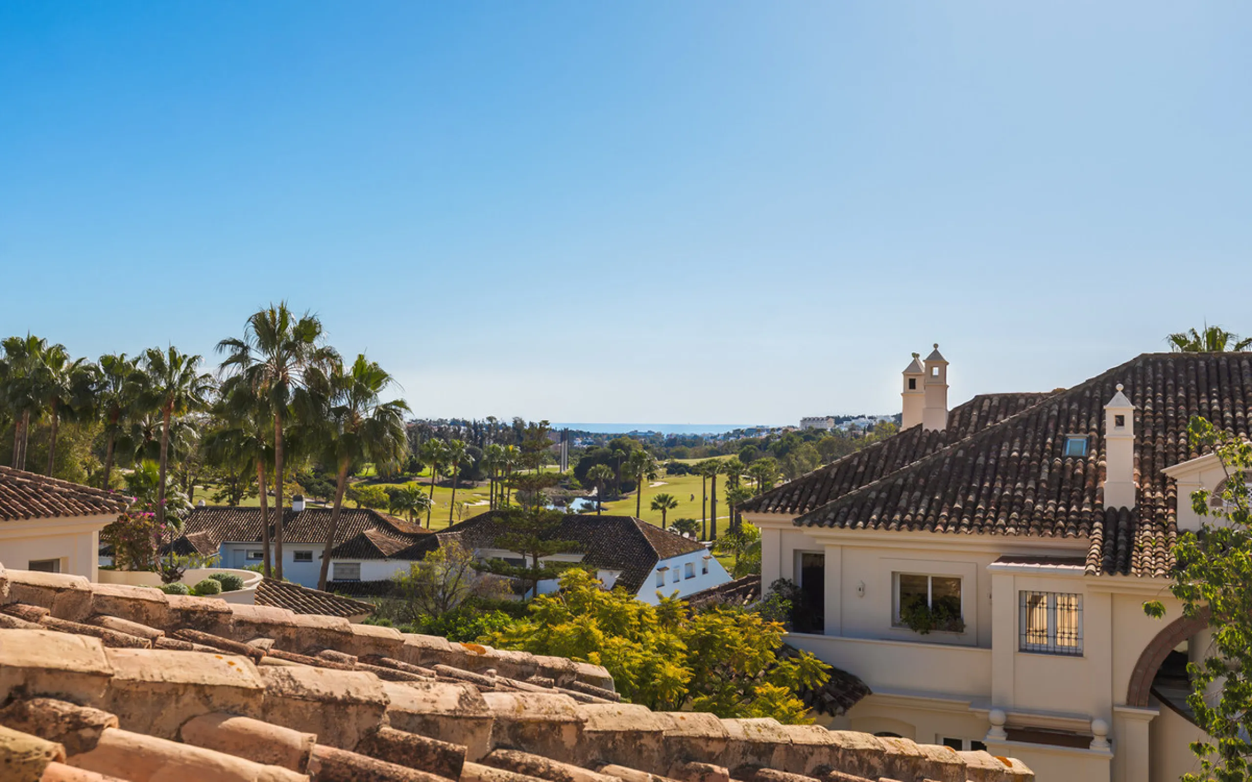 This exceptional and exquisitely designed southwest-facing duplex penthouse offers a stunning panoramic view of the award-winning gardens of Las Alamandas, in Nueva Andalucía, providing an ideal balance of sun and shade across its expansive terrace spaces