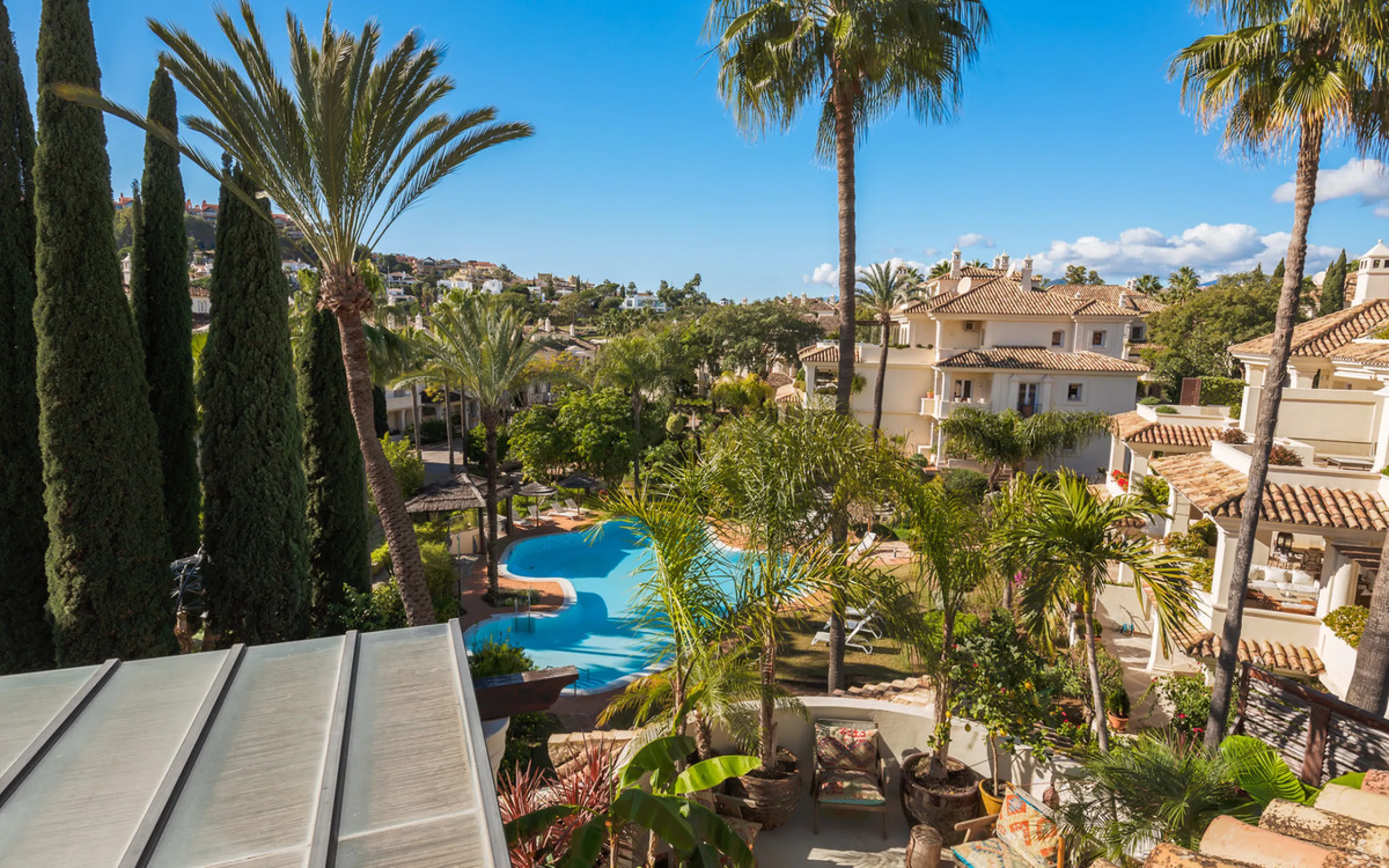 This exceptional and exquisitely designed southwest-facing duplex penthouse offers a stunning panoramic view of the award-winning gardens of Las Alamandas, in Nueva Andalucía, providing an ideal balance of sun and shade across its expansive terrace spaces