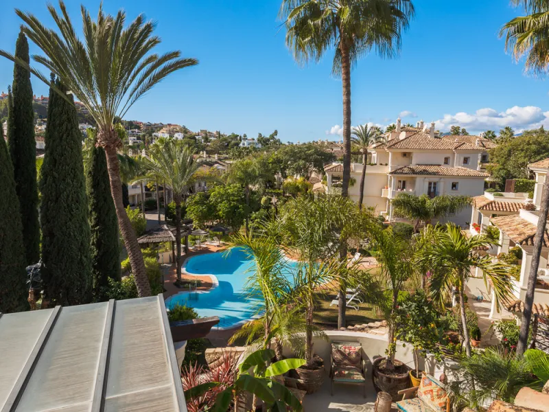 This exceptional and exquisitely designed southwest-facing duplex penthouse offers a stunning panoramic view of the award-winning gardens of Las Alamandas, in Nueva Andalucía, providing an ideal balance of sun and shade across its expansive terrace spaces