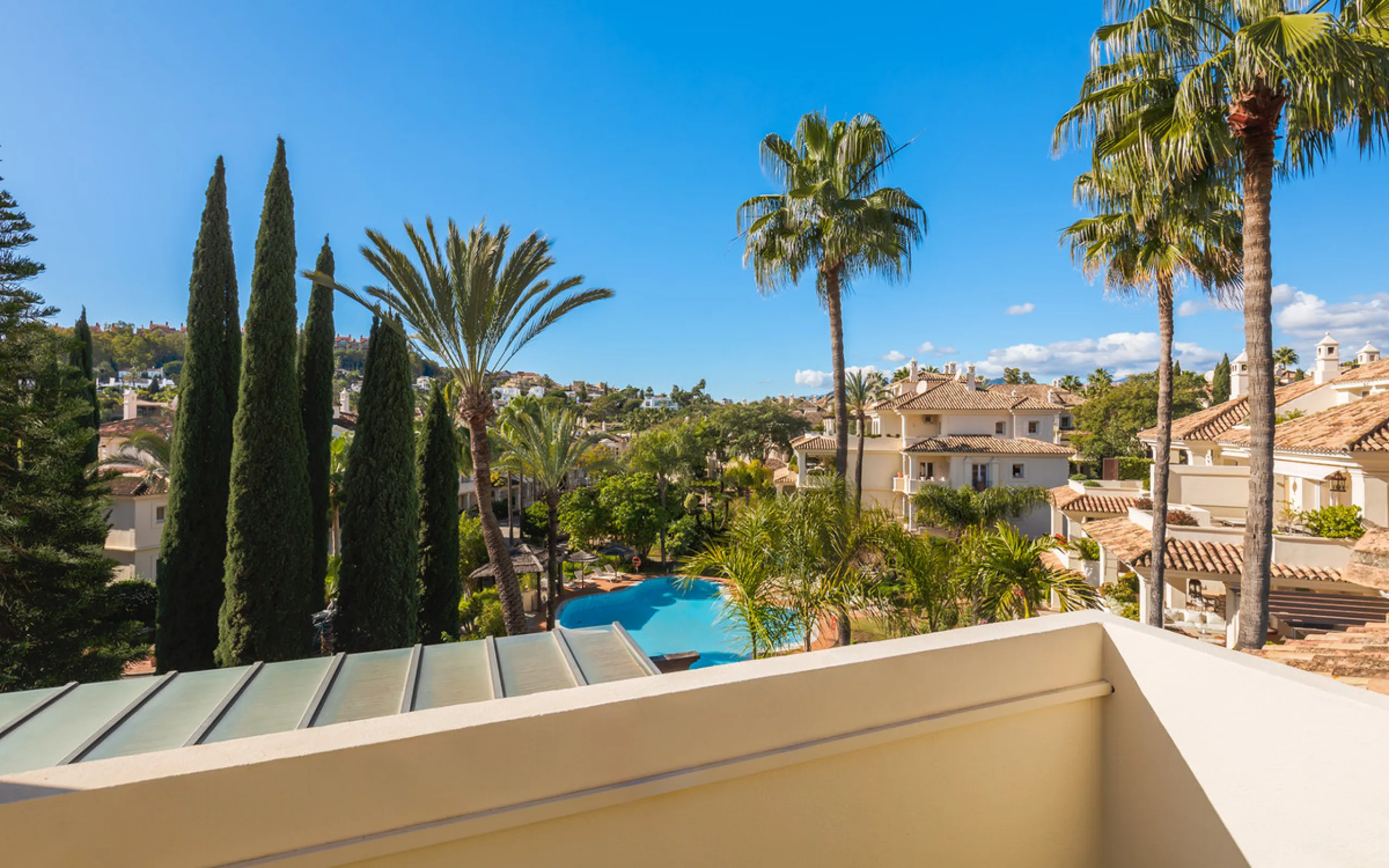 This exceptional and exquisitely designed southwest-facing duplex penthouse offers a stunning panoramic view of the award-winning gardens of Las Alamandas, in Nueva Andalucía, providing an ideal balance of sun and shade across its expansive terrace spaces