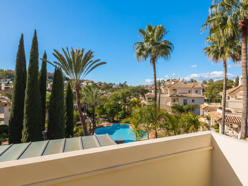 This exceptional and exquisitely designed southwest-facing duplex penthouse offers a stunning panoramic view of the award-winning gardens of Las Alamandas, in Nueva Andalucía, providing an ideal balance of sun and shade across its expansive terrace spaces