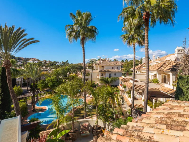 This exceptional and exquisitely designed southwest-facing duplex penthouse offers a stunning panoramic view of the award-winning gardens of Las Alamandas, in Nueva Andalucía, providing an ideal balance of sun and shade across its expansive terrace spaces