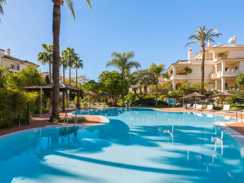 This exceptional and exquisitely designed southwest-facing duplex penthouse offers a stunning panoramic view of the award-winning gardens of Las Alamandas, in Nueva Andalucía, providing an ideal balance of sun and shade across its expansive terrace spaces