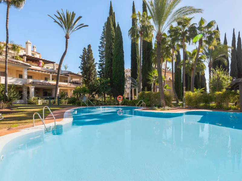 This exceptional and exquisitely designed southwest-facing duplex penthouse offers a stunning panoramic view of the award-winning gardens of Las Alamandas, in Nueva Andalucía, providing an ideal balance of sun and shade across its expansive terrace spaces