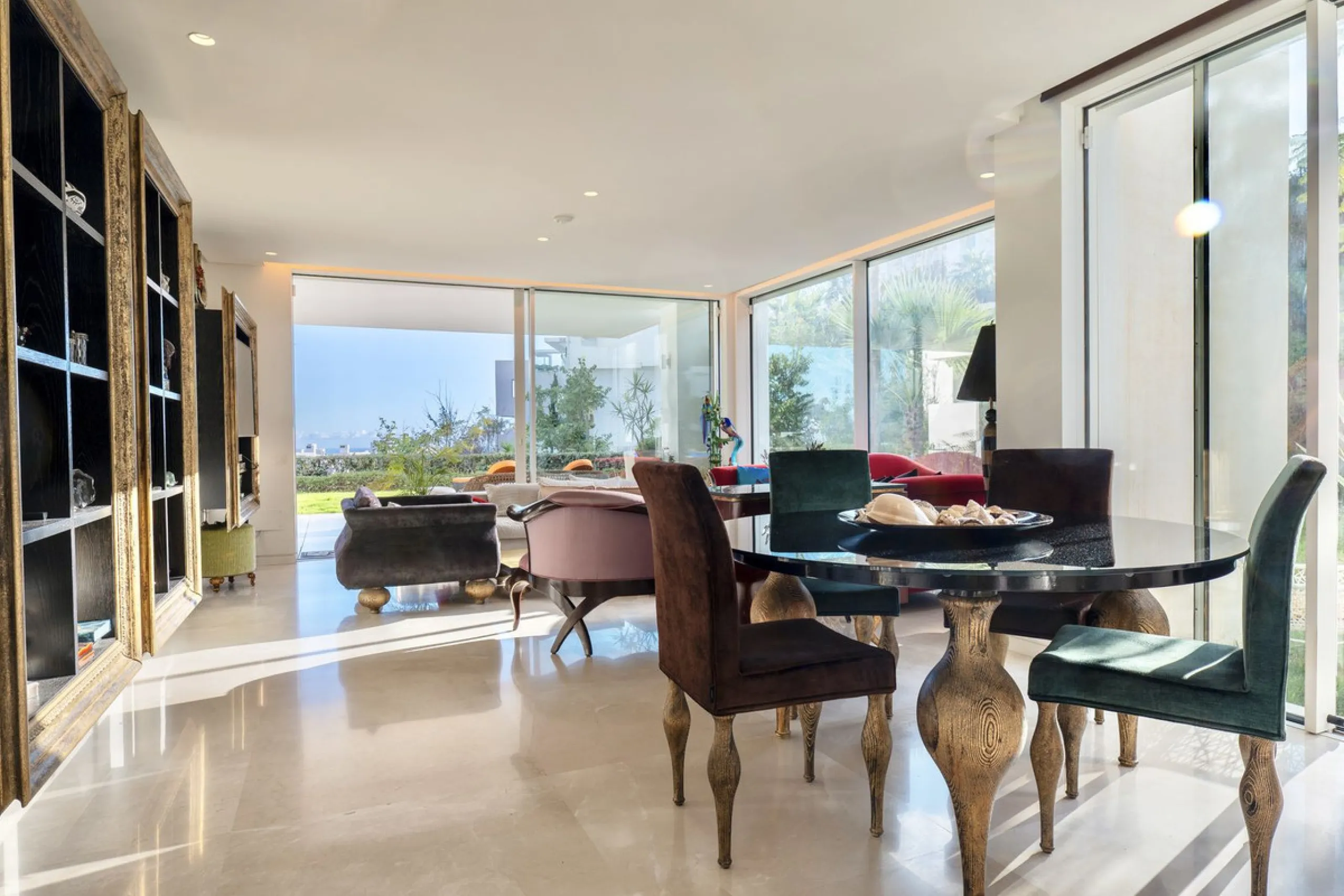 This bright and spacious garden apartment is located in the exclusive urbanization of Palo Alto, one of the most sought-after luxury communities on the Costa del Sol. Designed to offer comfort, style, and spectacular surroundings, the property enjoys stun