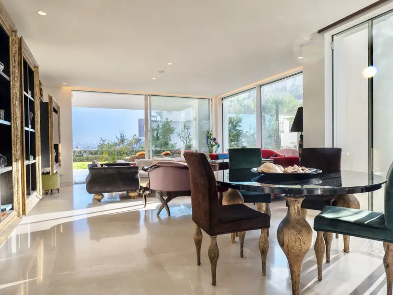 This bright and spacious garden apartment is located in the exclusive urbanization of Palo Alto, one of the most sought-after luxury communities on the Costa del Sol. Designed to offer comfort, style, and spectacular surroundings, the property enjoys stun