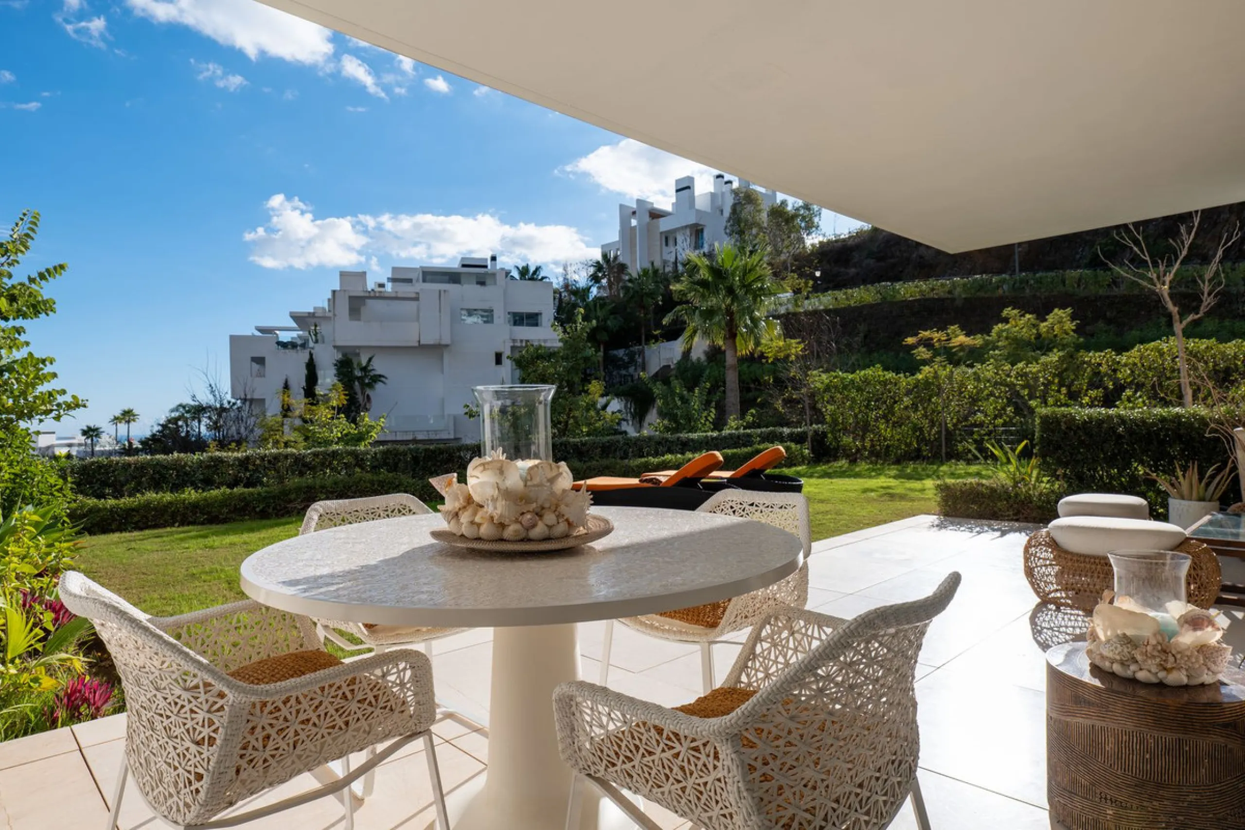 This bright and spacious garden apartment is located in the exclusive urbanization of Palo Alto, one of the most sought-after luxury communities on the Costa del Sol. Designed to offer comfort, style, and spectacular surroundings, the property enjoys stun