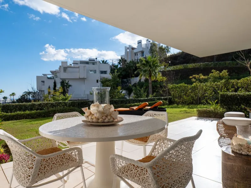 This bright and spacious garden apartment is located in the exclusive urbanization of Palo Alto, one of the most sought-after luxury communities on the Costa del Sol. Designed to offer comfort, style, and spectacular surroundings, the property enjoys stun