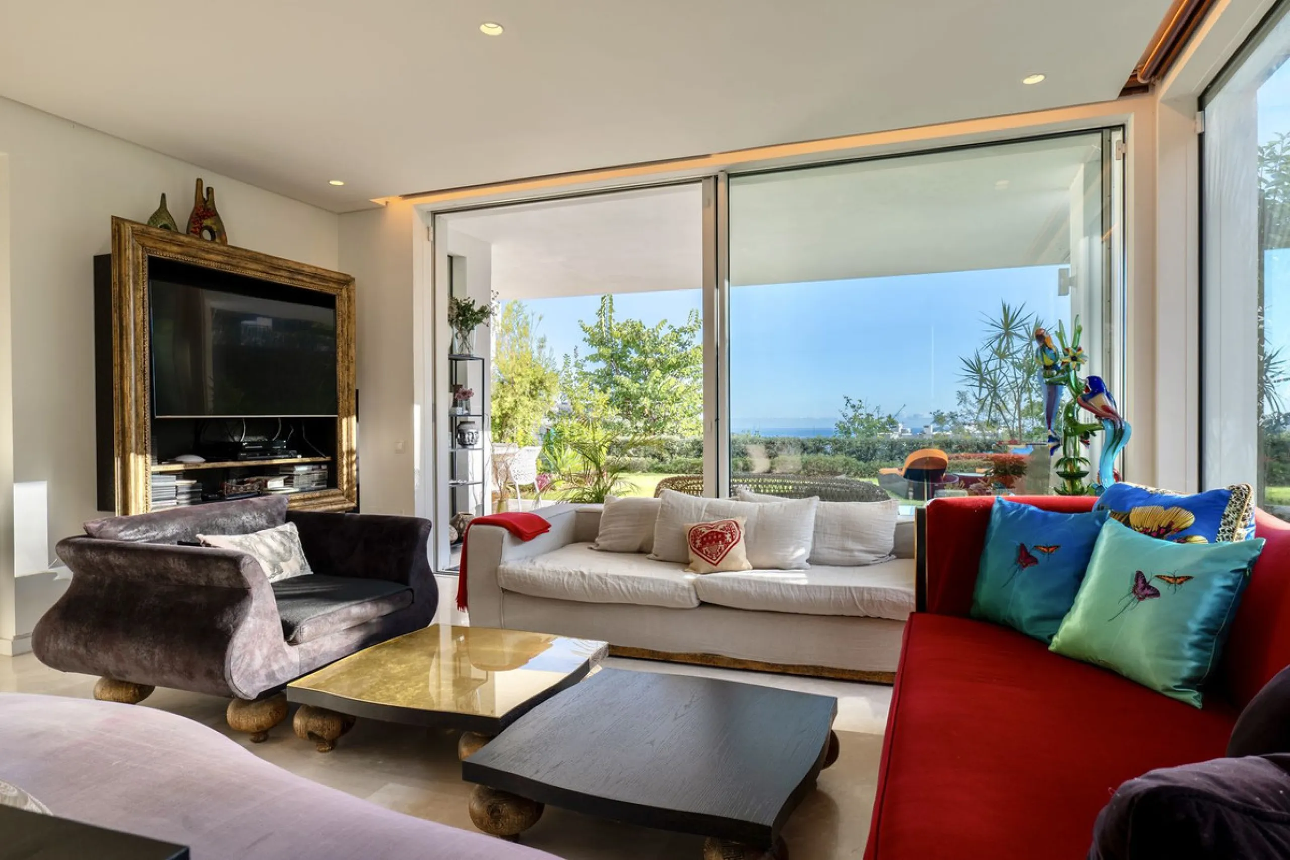 This bright and spacious garden apartment is located in the exclusive urbanization of Palo Alto, one of the most sought-after luxury communities on the Costa del Sol. Designed to offer comfort, style, and spectacular surroundings, the property enjoys stun