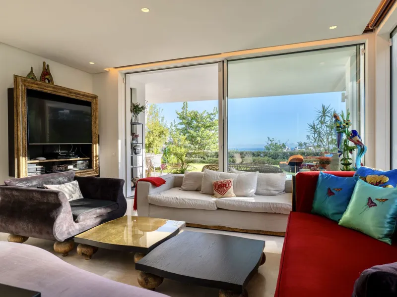 This bright and spacious garden apartment is located in the exclusive urbanization of Palo Alto, one of the most sought-after luxury communities on the Costa del Sol. Designed to offer comfort, style, and spectacular surroundings, the property enjoys stun