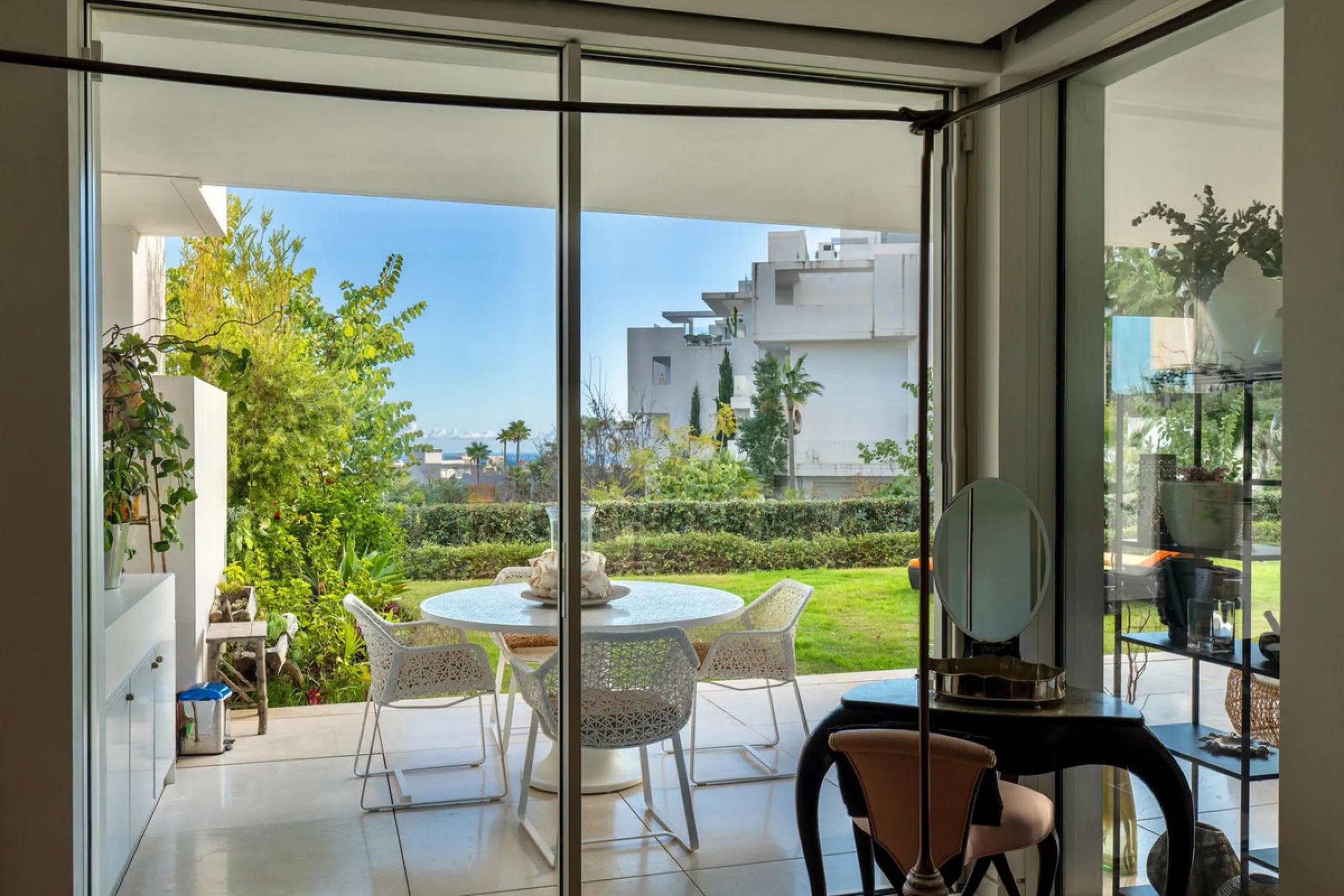 This bright and spacious garden apartment is located in the exclusive urbanization of Palo Alto, one of the most sought-after luxury communities on the Costa del Sol. Designed to offer comfort, style, and spectacular surroundings, the property enjoys stun
