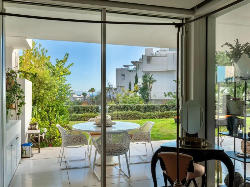 This bright and spacious garden apartment is located in the exclusive urbanization of Palo Alto, one of the most sought-after luxury communities on the Costa del Sol. Designed to offer comfort, style, and spectacular surroundings, the property enjoys stun