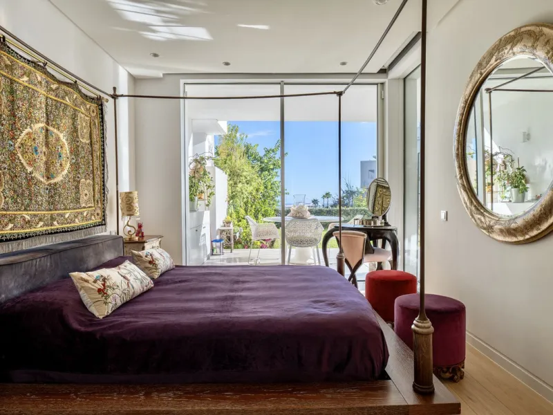 This bright and spacious garden apartment is located in the exclusive urbanization of Palo Alto, one of the most sought-after luxury communities on the Costa del Sol. Designed to offer comfort, style, and spectacular surroundings, the property enjoys stun