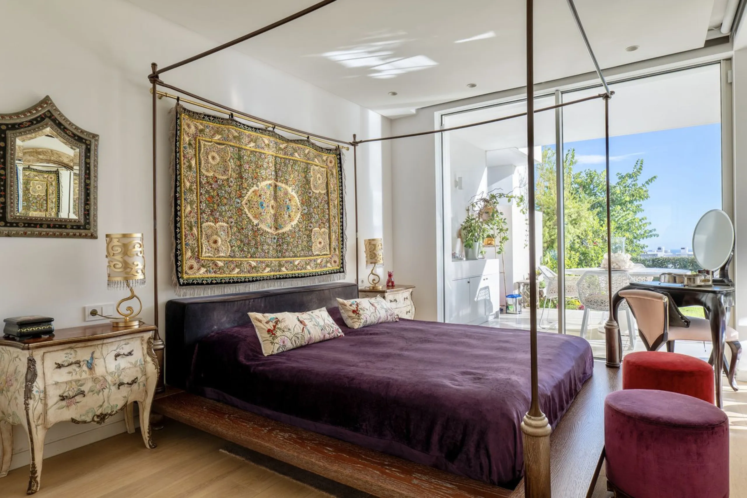 This bright and spacious garden apartment is located in the exclusive urbanization of Palo Alto, one of the most sought-after luxury communities on the Costa del Sol. Designed to offer comfort, style, and spectacular surroundings, the property enjoys stun