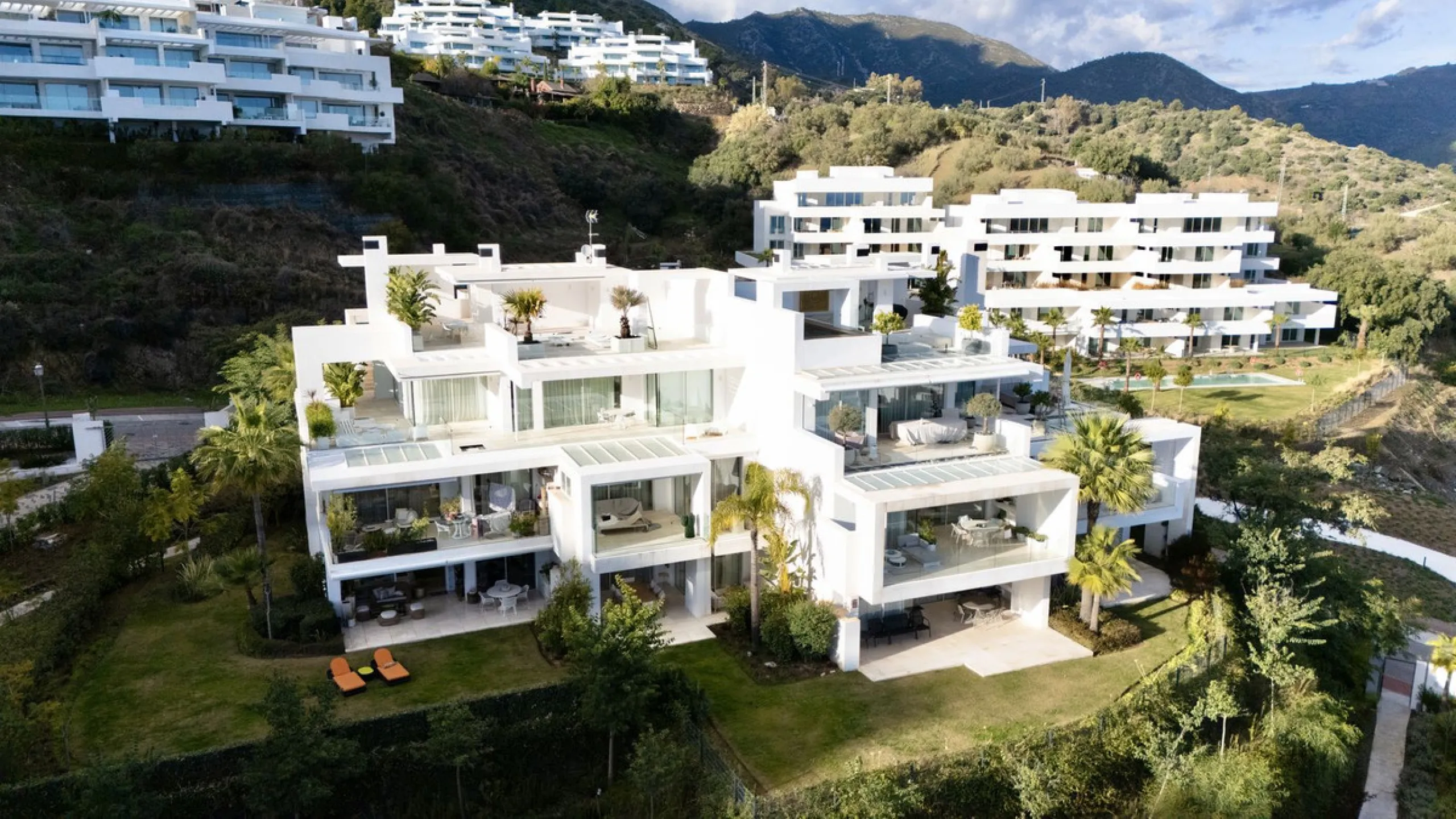 This bright and spacious garden apartment is located in the exclusive urbanization of Palo Alto, one of the most sought-after luxury communities on the Costa del Sol. Designed to offer comfort, style, and spectacular surroundings, the property enjoys stun