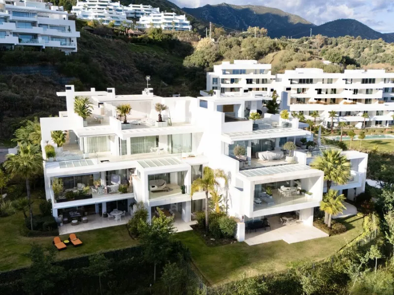 This bright and spacious garden apartment is located in the exclusive urbanization of Palo Alto, one of the most sought-after luxury communities on the Costa del Sol. Designed to offer comfort, style, and spectacular surroundings, the property enjoys stun