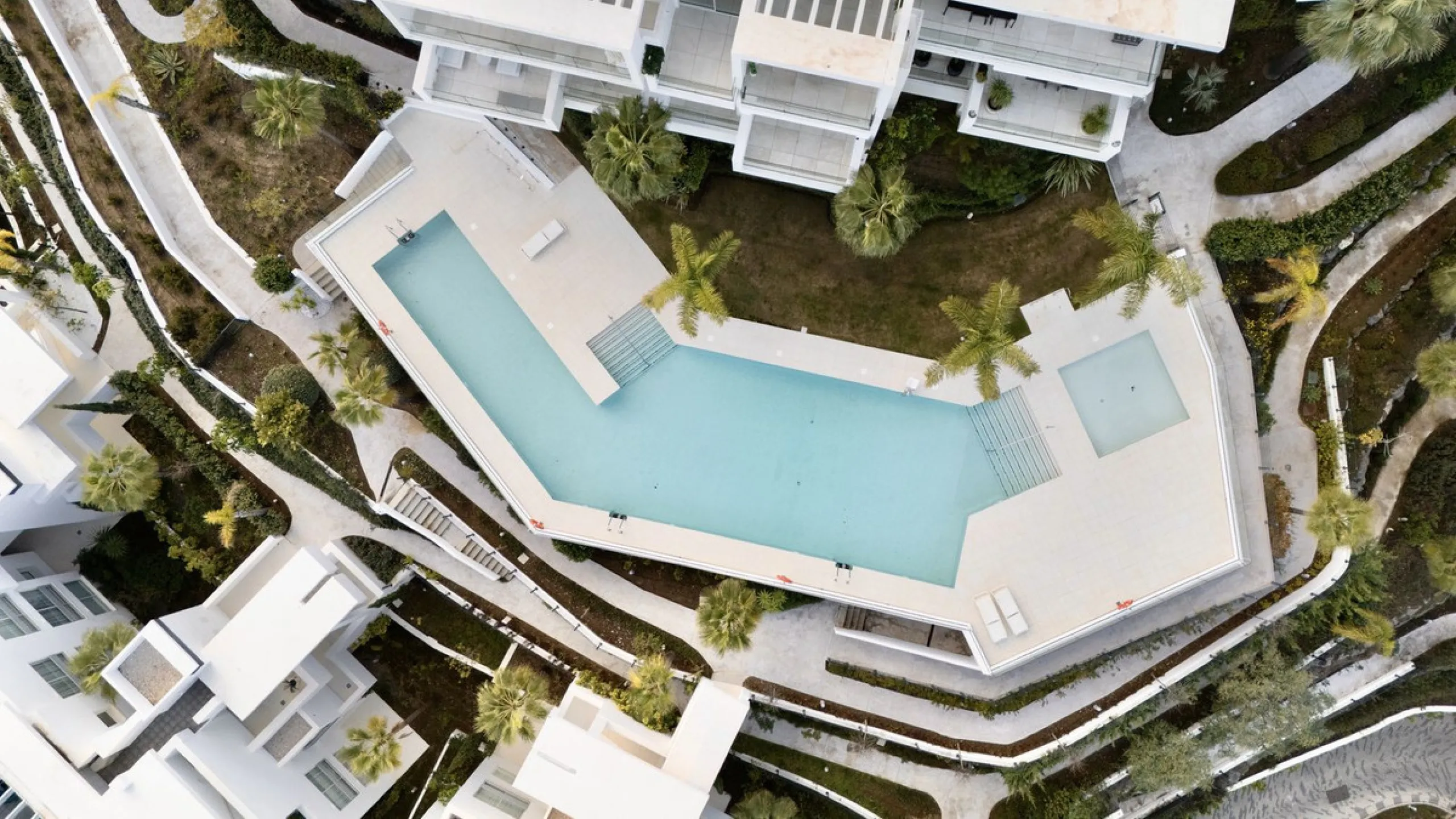 This bright and spacious garden apartment is located in the exclusive urbanization of Palo Alto, one of the most sought-after luxury communities on the Costa del Sol. Designed to offer comfort, style, and spectacular surroundings, the property enjoys stun