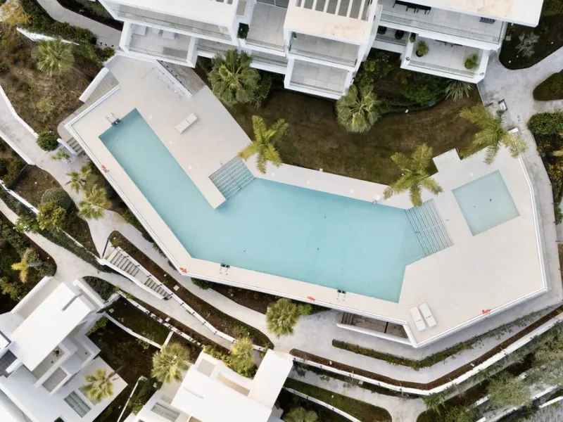This bright and spacious garden apartment is located in the exclusive urbanization of Palo Alto, one of the most sought-after luxury communities on the Costa del Sol. Designed to offer comfort, style, and spectacular surroundings, the property enjoys stun