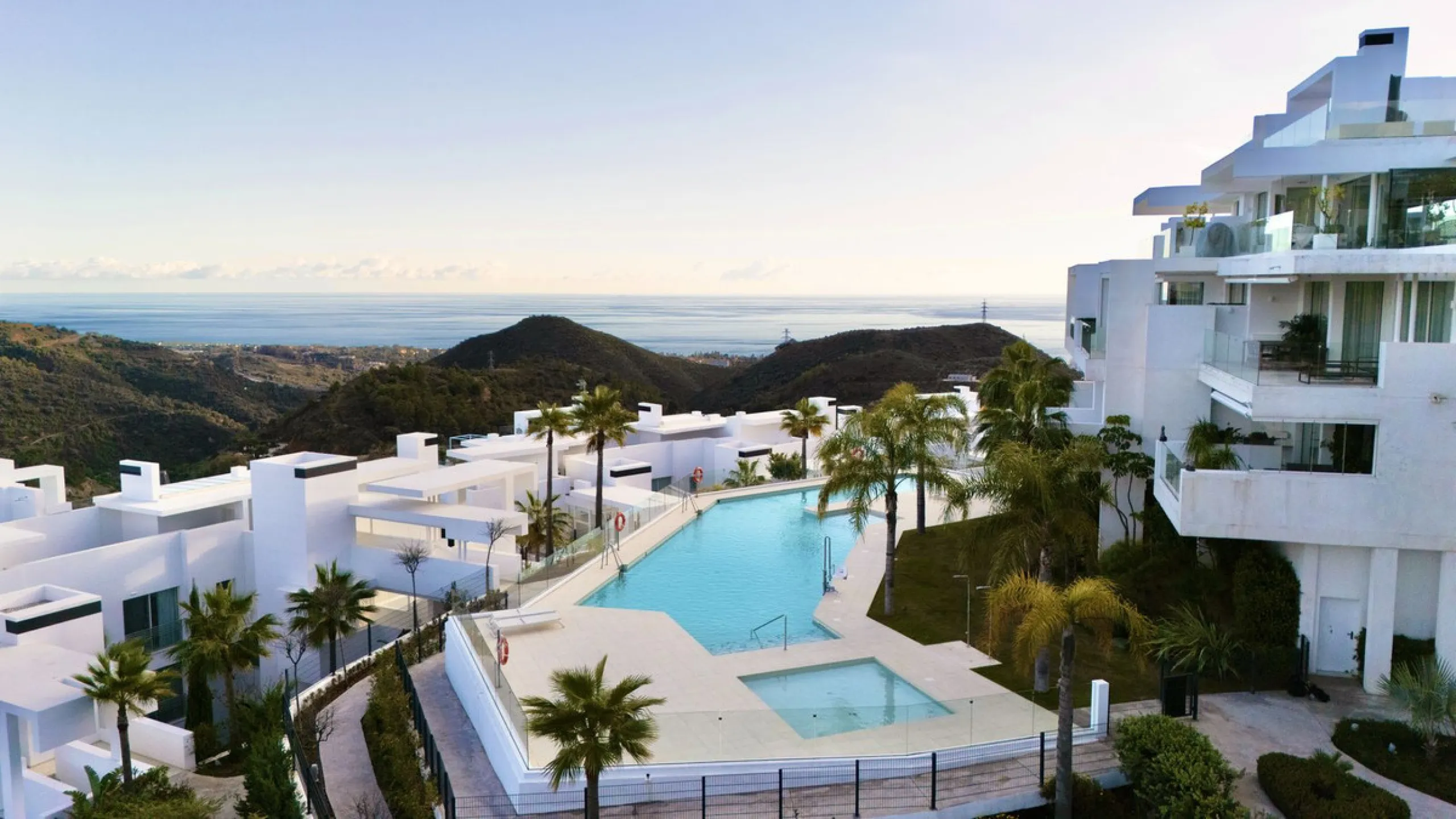 This bright and spacious garden apartment is located in the exclusive urbanization of Palo Alto, one of the most sought-after luxury communities on the Costa del Sol. Designed to offer comfort, style, and spectacular surroundings, the property enjoys stun