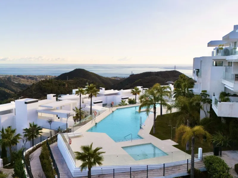 This bright and spacious garden apartment is located in the exclusive urbanization of Palo Alto, one of the most sought-after luxury communities on the Costa del Sol. Designed to offer comfort, style, and spectacular surroundings, the property enjoys stun