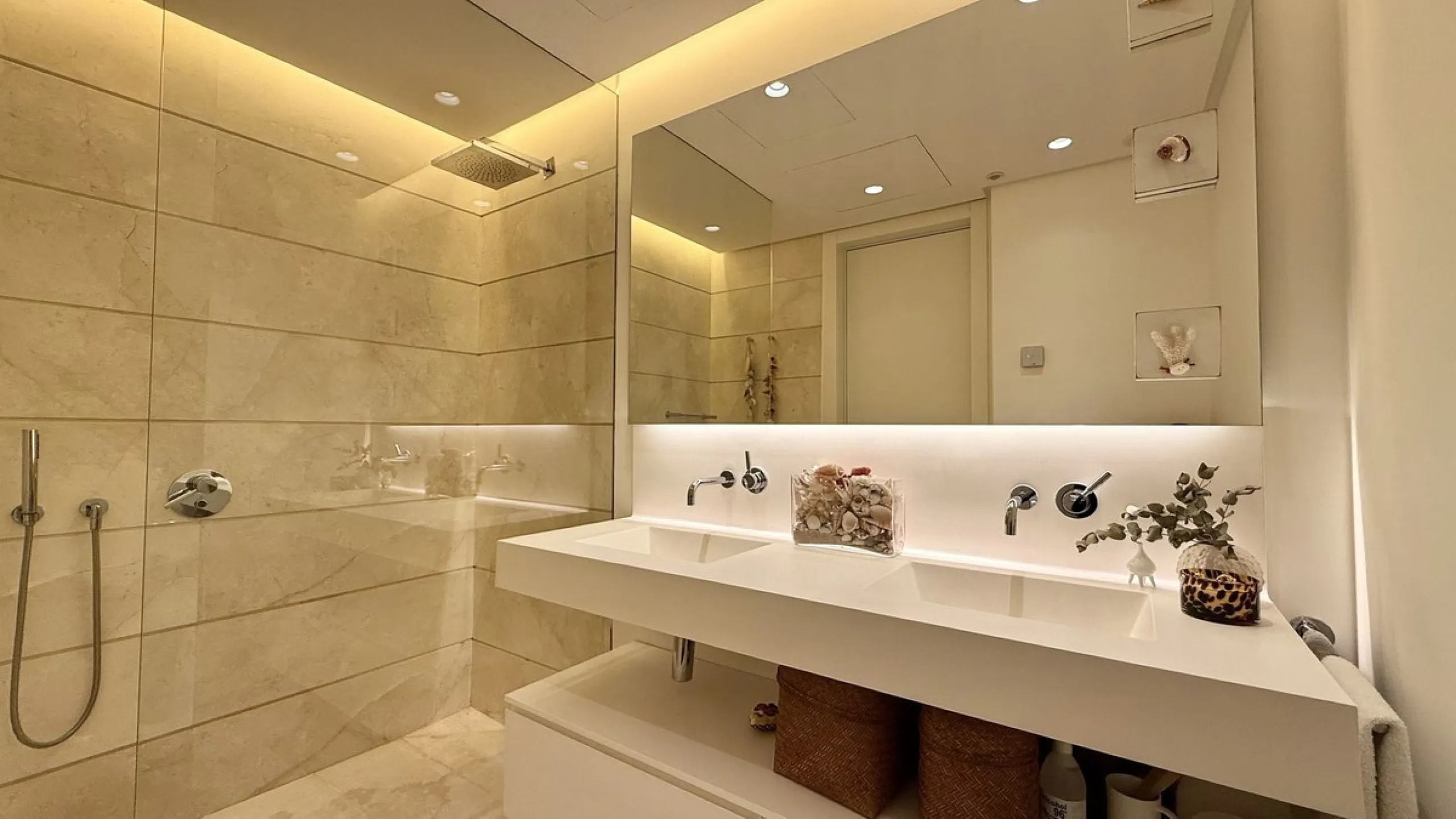 This bright and spacious garden apartment is located in the exclusive urbanization of Palo Alto, one of the most sought-after luxury communities on the Costa del Sol. Designed to offer comfort, style, and spectacular surroundings, the property enjoys stun