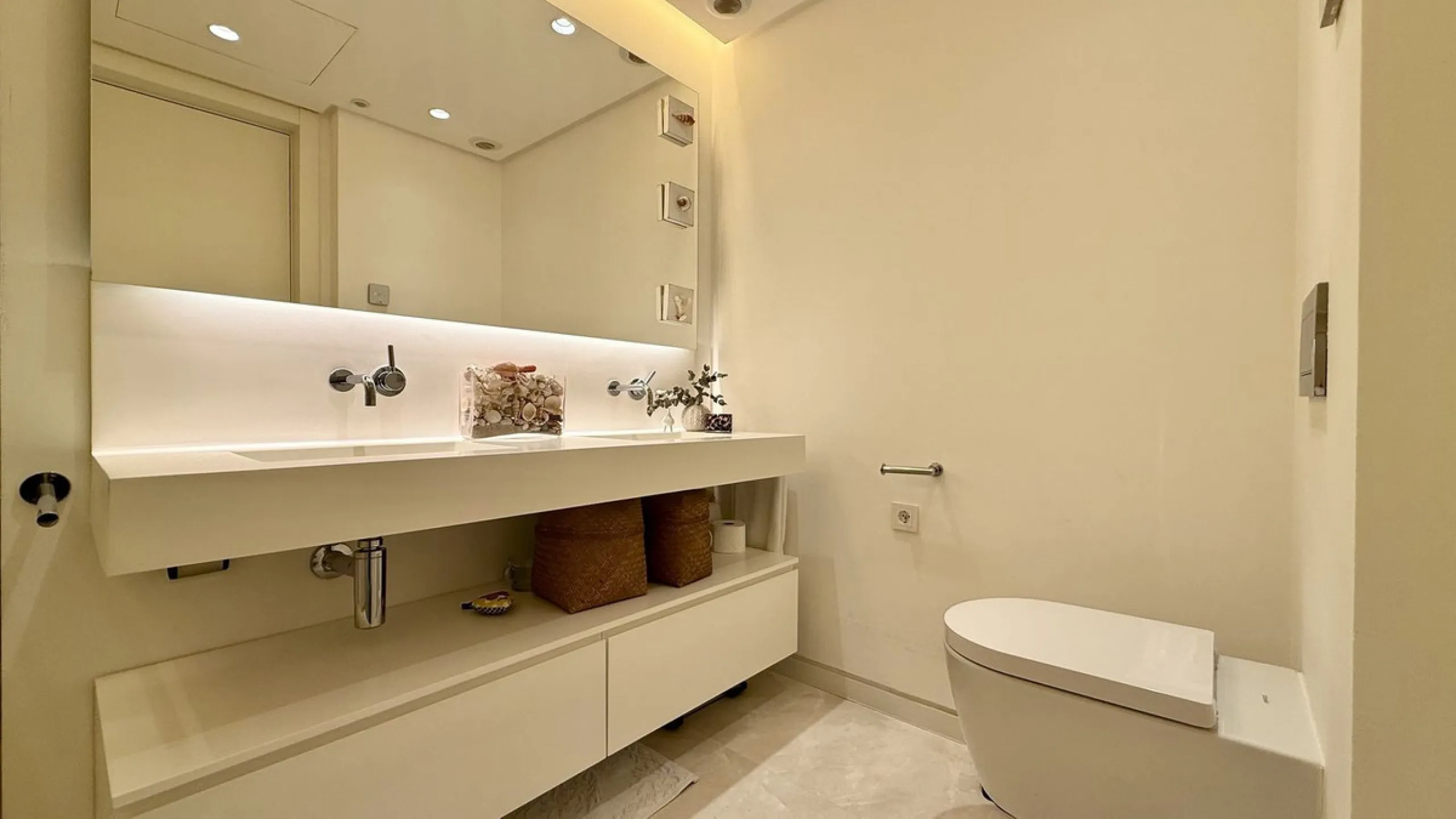 This bright and spacious garden apartment is located in the exclusive urbanization of Palo Alto, one of the most sought-after luxury communities on the Costa del Sol. Designed to offer comfort, style, and spectacular surroundings, the property enjoys stun