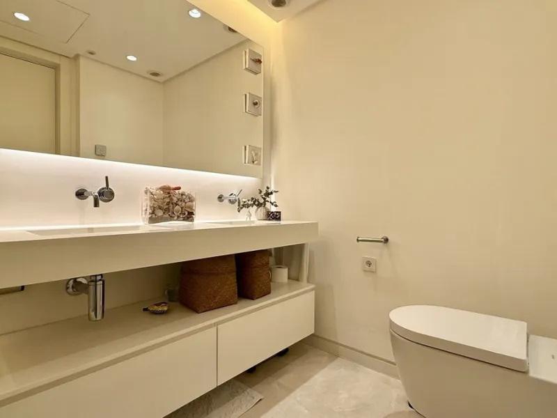 This bright and spacious garden apartment is located in the exclusive urbanization of Palo Alto, one of the most sought-after luxury communities on the Costa del Sol. Designed to offer comfort, style, and spectacular surroundings, the property enjoys stun