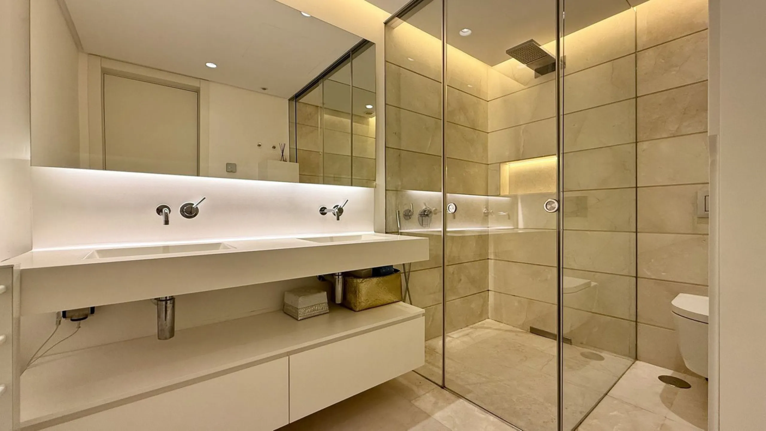 This bright and spacious garden apartment is located in the exclusive urbanization of Palo Alto, one of the most sought-after luxury communities on the Costa del Sol. Designed to offer comfort, style, and spectacular surroundings, the property enjoys stun