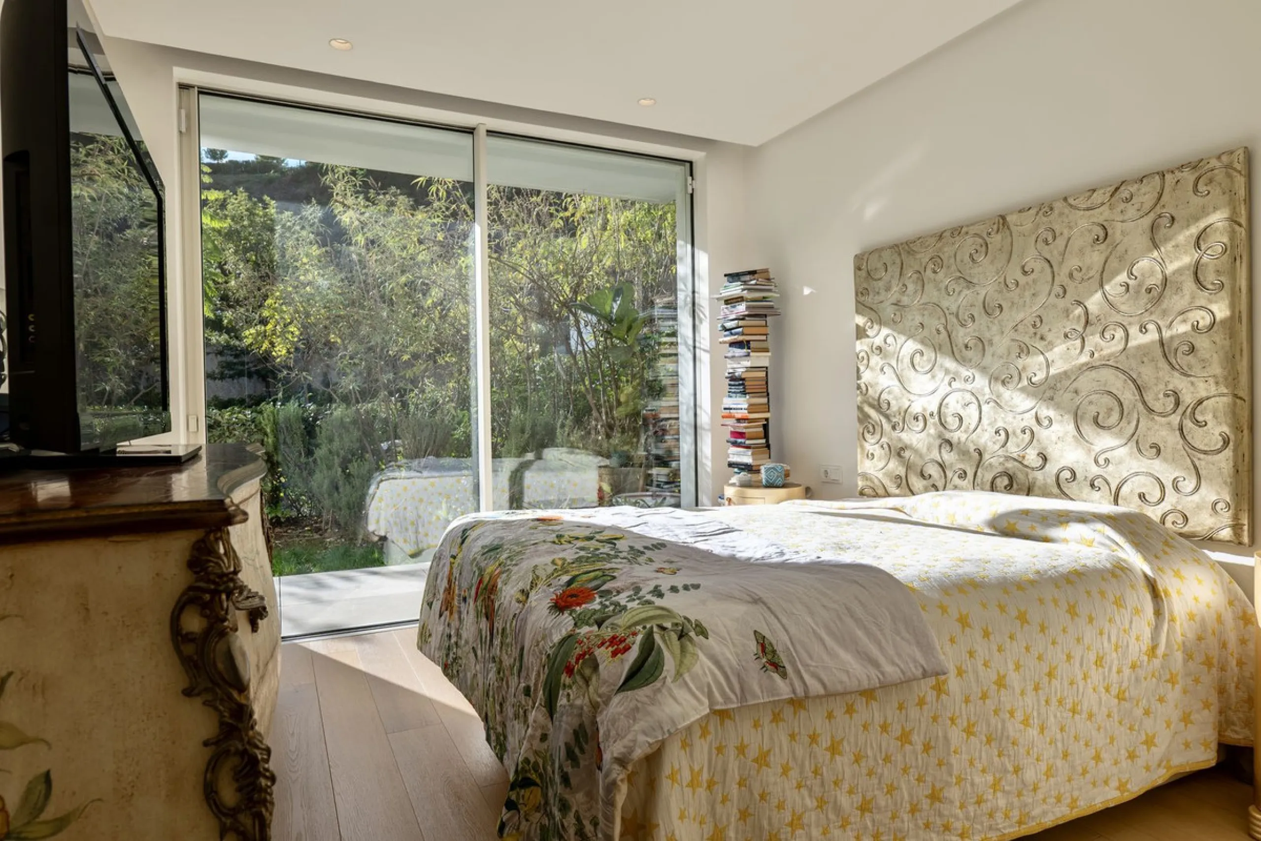 This bright and spacious garden apartment is located in the exclusive urbanization of Palo Alto, one of the most sought-after luxury communities on the Costa del Sol. Designed to offer comfort, style, and spectacular surroundings, the property enjoys stun
