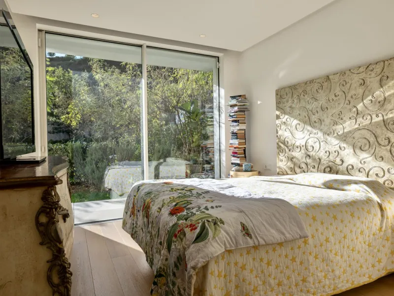 This bright and spacious garden apartment is located in the exclusive urbanization of Palo Alto, one of the most sought-after luxury communities on the Costa del Sol. Designed to offer comfort, style, and spectacular surroundings, the property enjoys stun