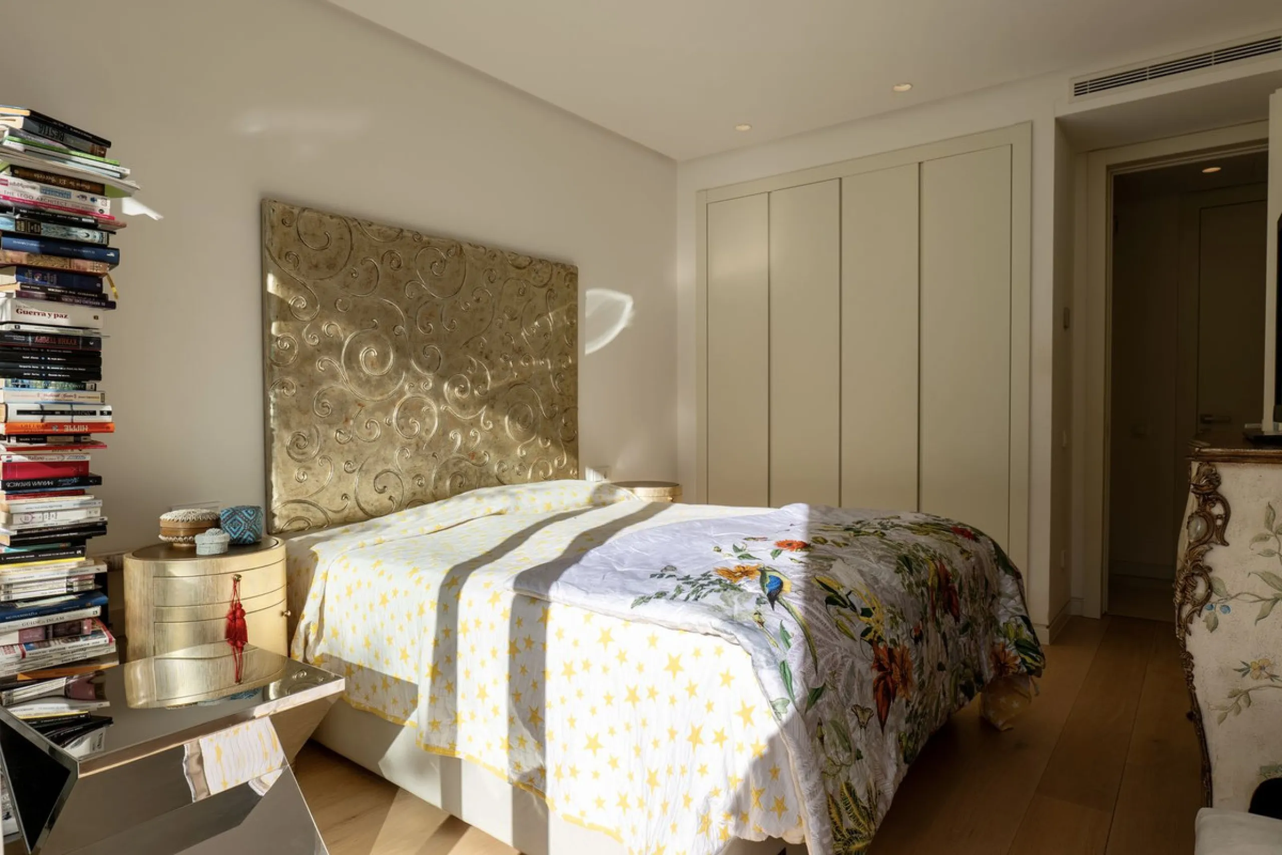 This bright and spacious garden apartment is located in the exclusive urbanization of Palo Alto, one of the most sought-after luxury communities on the Costa del Sol. Designed to offer comfort, style, and spectacular surroundings, the property enjoys stun