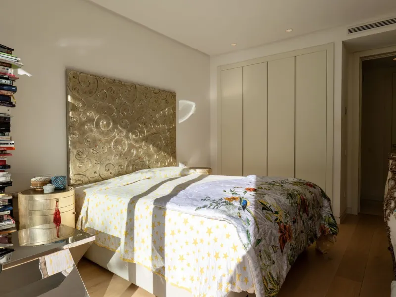 This bright and spacious garden apartment is located in the exclusive urbanization of Palo Alto, one of the most sought-after luxury communities on the Costa del Sol. Designed to offer comfort, style, and spectacular surroundings, the property enjoys stun