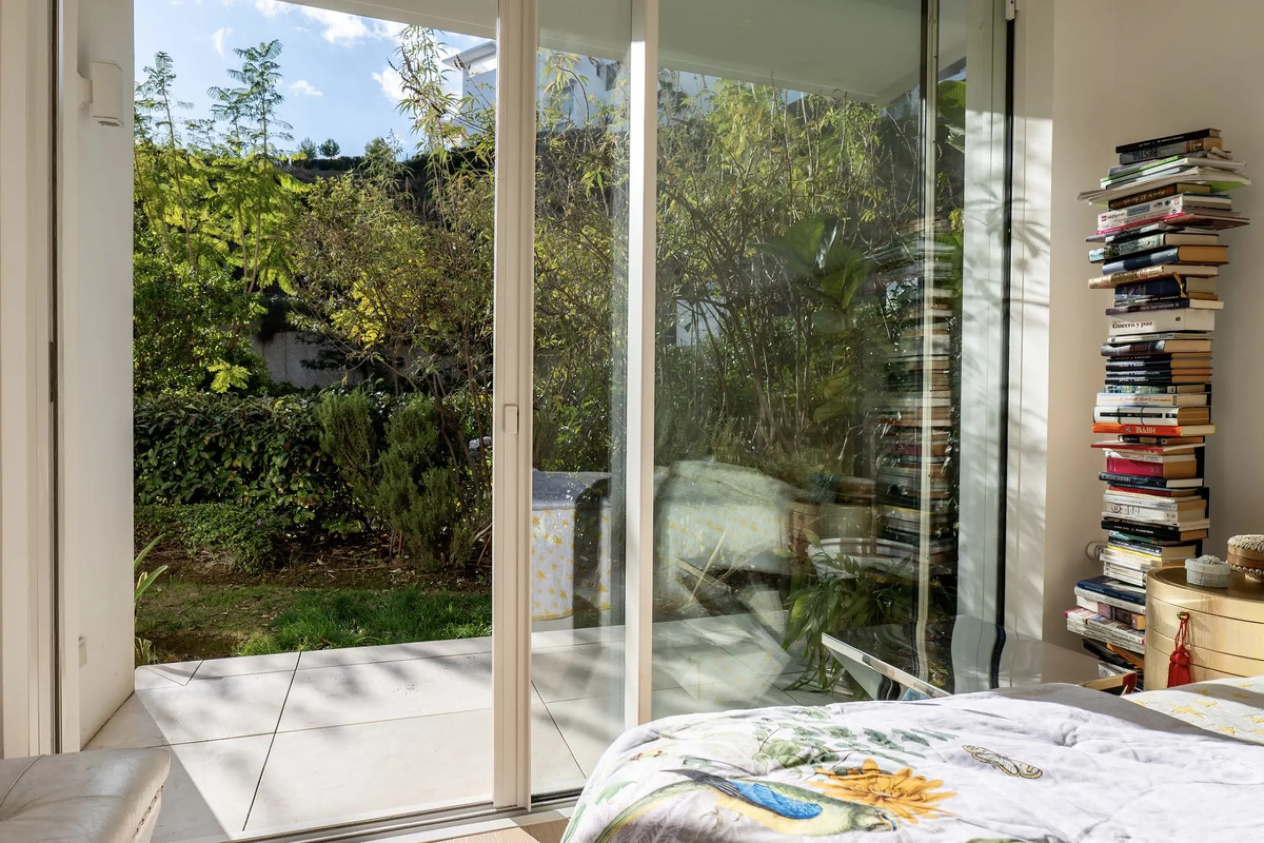 This bright and spacious garden apartment is located in the exclusive urbanization of Palo Alto, one of the most sought-after luxury communities on the Costa del Sol. Designed to offer comfort, style, and spectacular surroundings, the property enjoys stun