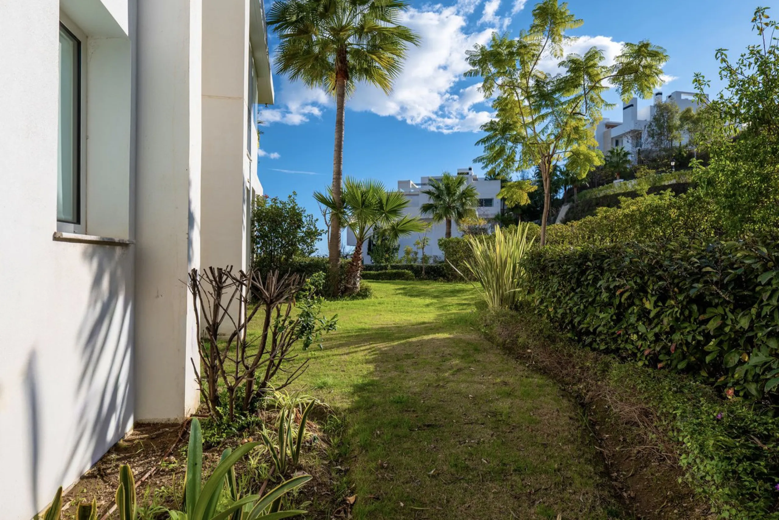 This bright and spacious garden apartment is located in the exclusive urbanization of Palo Alto, one of the most sought-after luxury communities on the Costa del Sol. Designed to offer comfort, style, and spectacular surroundings, the property enjoys stun