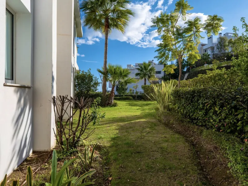 This bright and spacious garden apartment is located in the exclusive urbanization of Palo Alto, one of the most sought-after luxury communities on the Costa del Sol. Designed to offer comfort, style, and spectacular surroundings, the property enjoys stun
