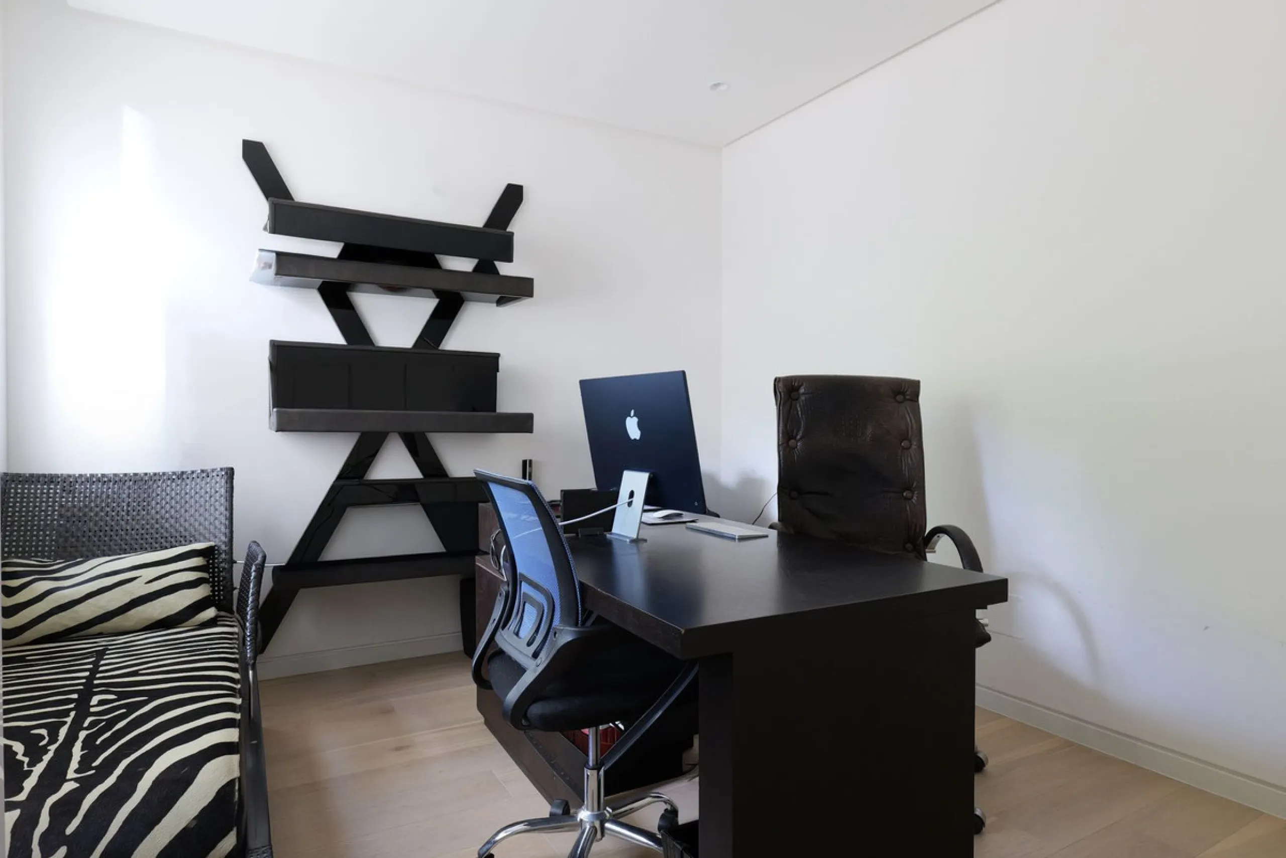 This bright and spacious garden apartment is located in the exclusive urbanization of Palo Alto, one of the most sought-after luxury communities on the Costa del Sol. Designed to offer comfort, style, and spectacular surroundings, the property enjoys stun
