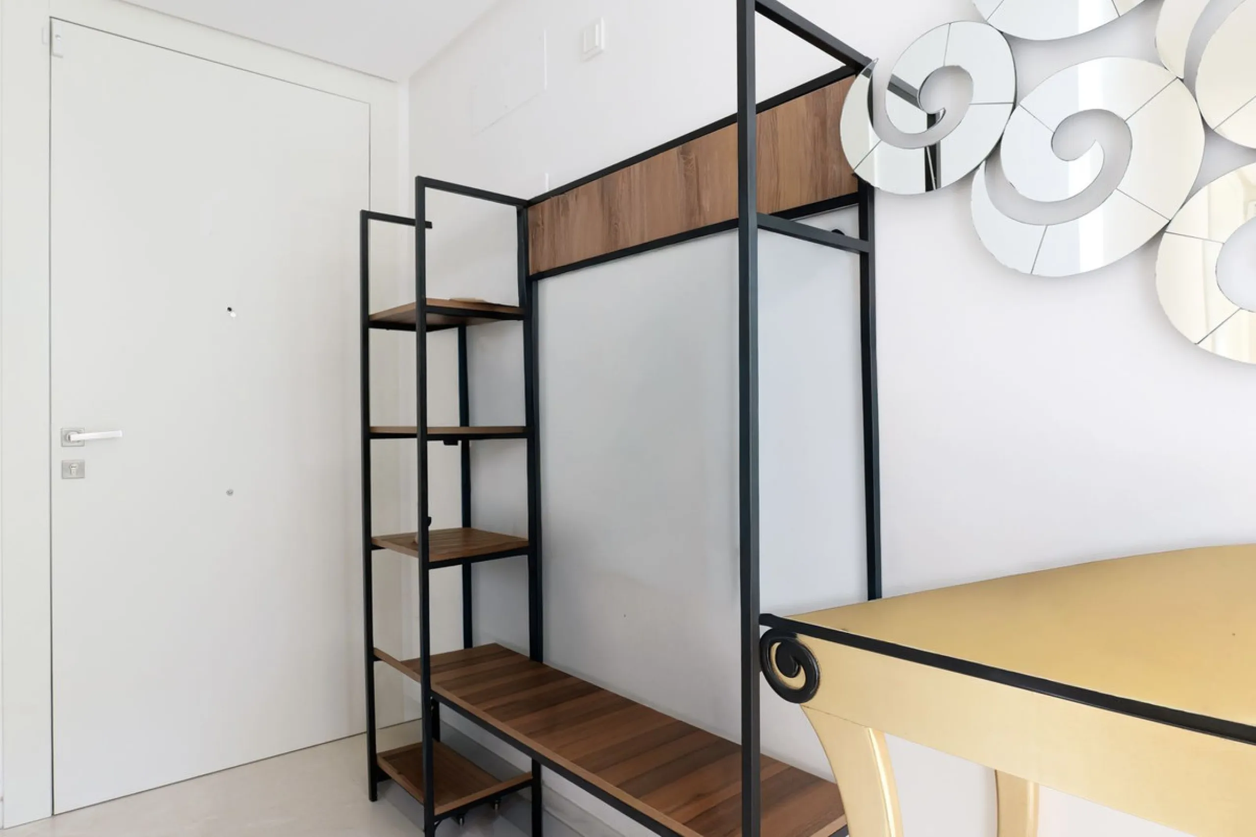 This bright and spacious garden apartment is located in the exclusive urbanization of Palo Alto, one of the most sought-after luxury communities on the Costa del Sol. Designed to offer comfort, style, and spectacular surroundings, the property enjoys stun