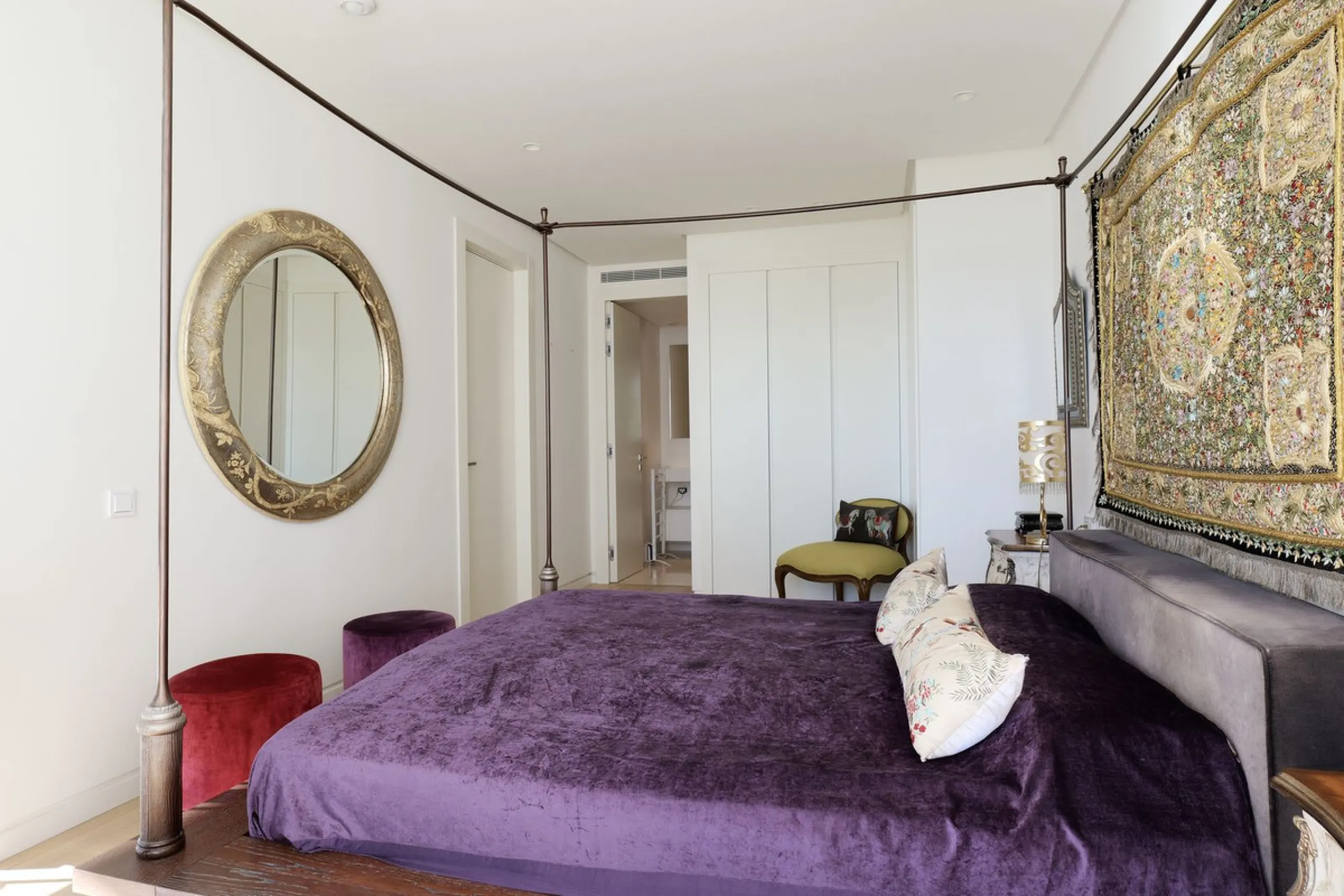 This bright and spacious garden apartment is located in the exclusive urbanization of Palo Alto, one of the most sought-after luxury communities on the Costa del Sol. Designed to offer comfort, style, and spectacular surroundings, the property enjoys stun