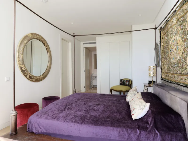 This bright and spacious garden apartment is located in the exclusive urbanization of Palo Alto, one of the most sought-after luxury communities on the Costa del Sol. Designed to offer comfort, style, and spectacular surroundings, the property enjoys stun
