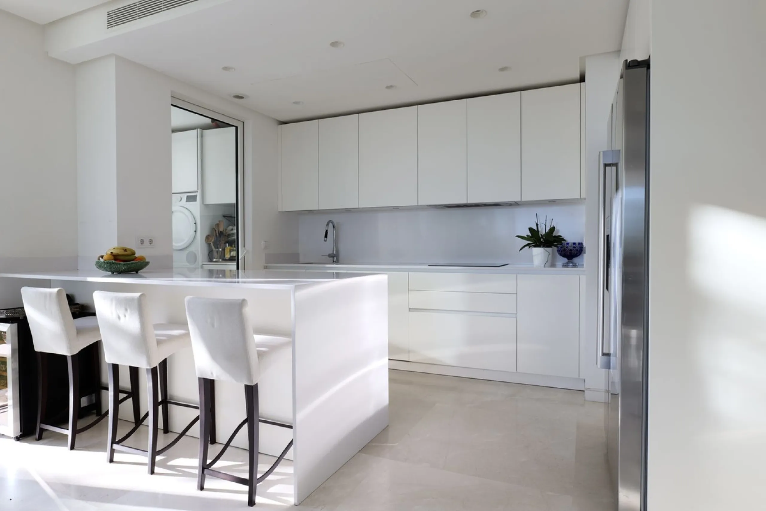 This bright and spacious garden apartment is located in the exclusive urbanization of Palo Alto, one of the most sought-after luxury communities on the Costa del Sol. Designed to offer comfort, style, and spectacular surroundings, the property enjoys stun