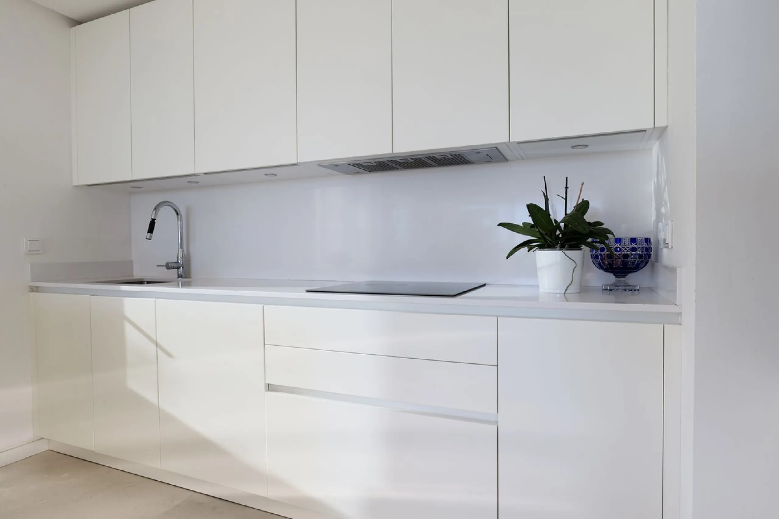 This bright and spacious garden apartment is located in the exclusive urbanization of Palo Alto, one of the most sought-after luxury communities on the Costa del Sol. Designed to offer comfort, style, and spectacular surroundings, the property enjoys stun